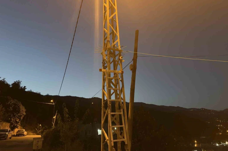 Osmaniye’de elektrik direğine kamera takarken akıma kapılan işçi ağır yaralandı