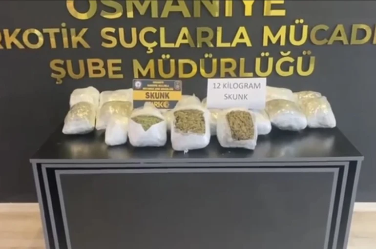 Osmaniye’de hafif ticari araçta 12 kilo skunk ele geçirildi
