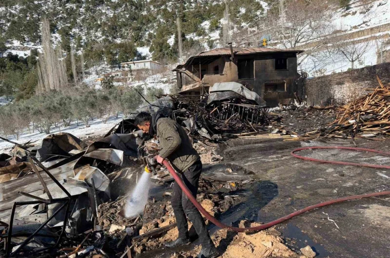 Osmaniye’de hızar atölyesi yangında kül oldu