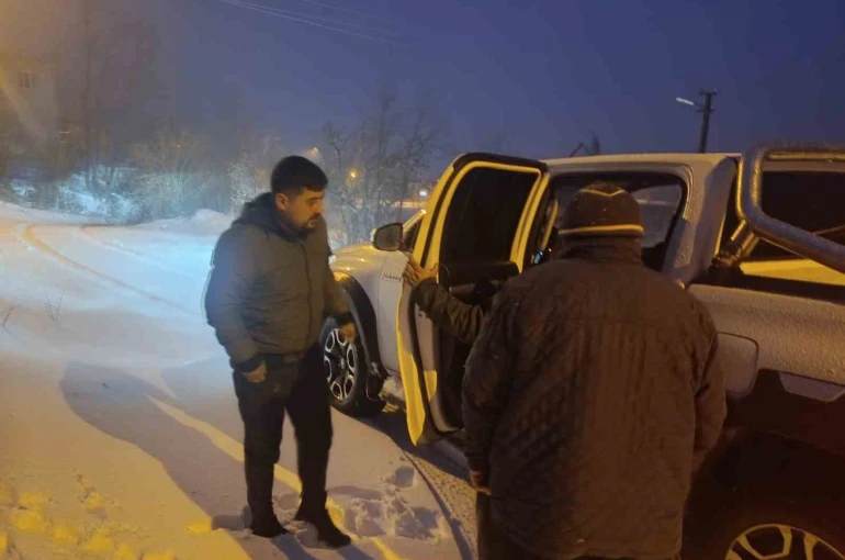 Osmaniye’de karda mahsur kalan iki kadını ekipler kurtardı