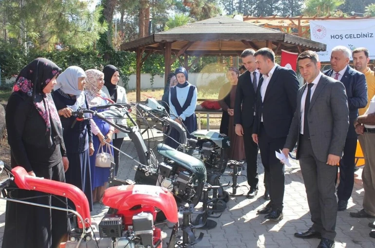 Osmaniye’de ‘Kırsal Dezavantajlı Alanlar Projesi’ kapsamında makine dağıtıldı