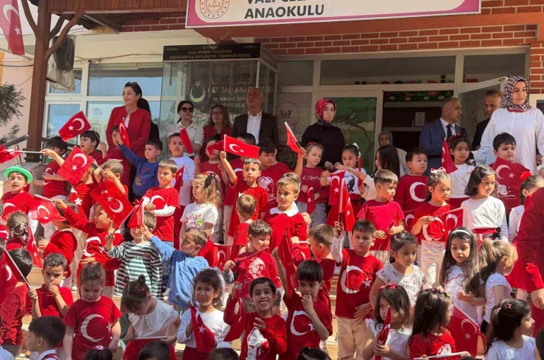 Osmaniye’de minik öğrencilerden el emeği bayrak sergisi