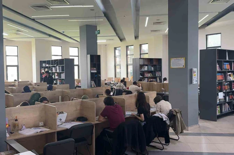 Osmaniye’de öğrenciler kitap kafede hem ders çalışıyor hem sosyalleşiyor