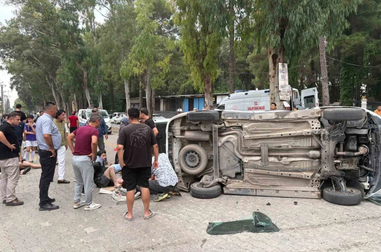 Osmaniye’de otomobil hafif ticari araçla çarpıştı: 5 yaralı 