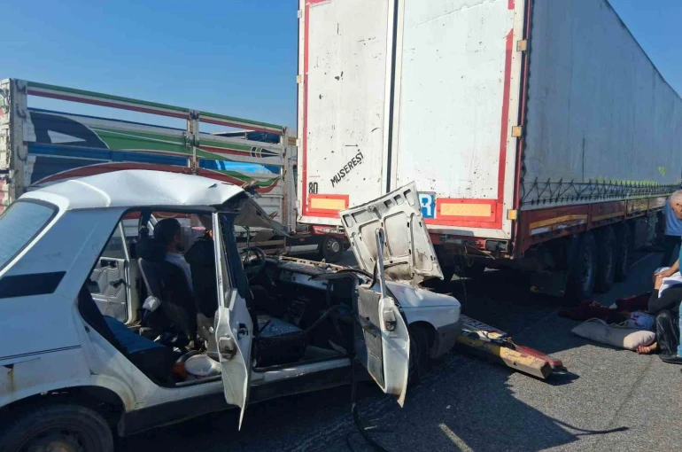 Osmaniye’de otomobil tıra çarptı: 3’ü çocuk 5 yaralı