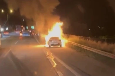 Osmaniye’de otoyolda seyir halindeki otomobil alev aldı