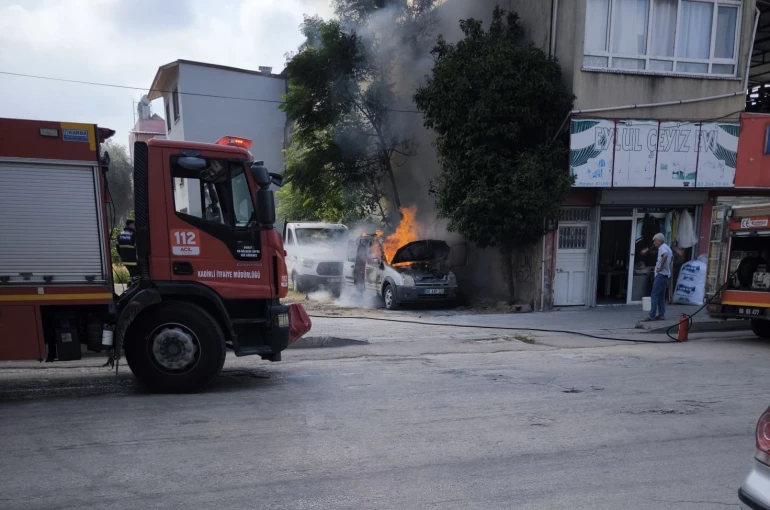 Osmaniye’de park halindeki hafif ticari araç yandı