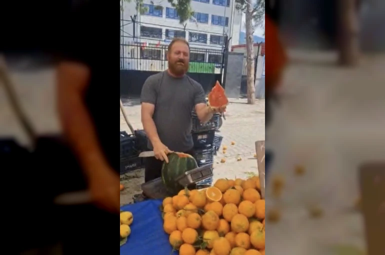 Osmaniye’de pazarcının "Vekaletli karpuz kesimi" gülümsetti