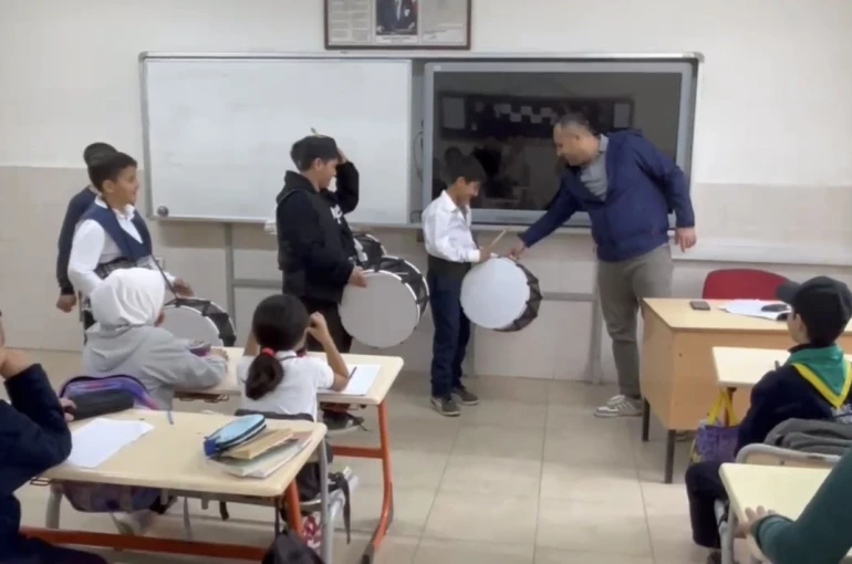 Osmaniye’de Ramazan davulu okulda çaldı, gelenek canlandı