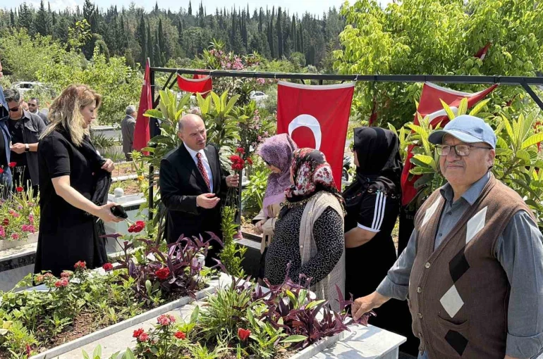 Osmaniye’de şehit kabirlerine karanfil bırakıldı