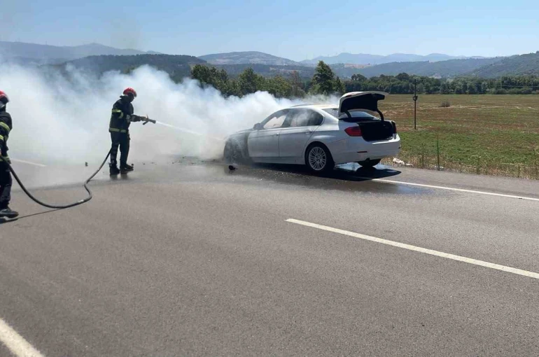 Osmaniye’de seyir halindeki otomobilde çıkan yangın söndürüldü
