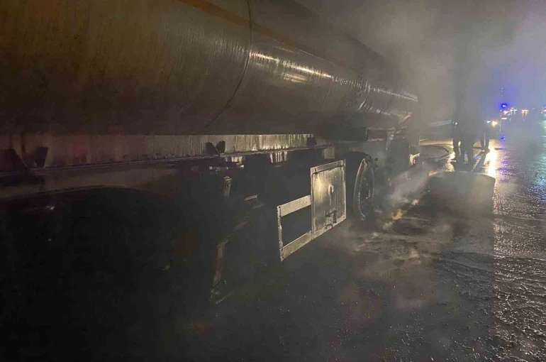 Osmaniye’de seyir halindeki tanker alevlere teslim oldu
