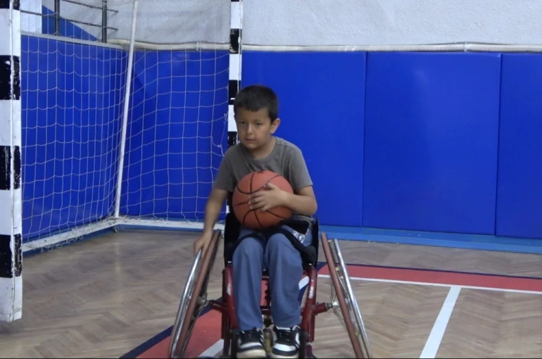 Osmaniye’de tecrübeli basketbolcular, geleceğin yıldızlarına yol gösteriyor