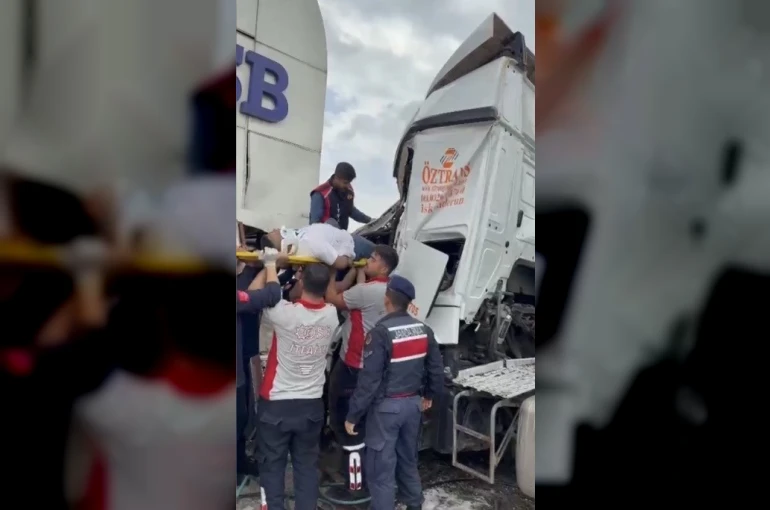 Osmaniye’de tır OSB giriş kapısına çarptı, sürücü kabinde sıkıştı