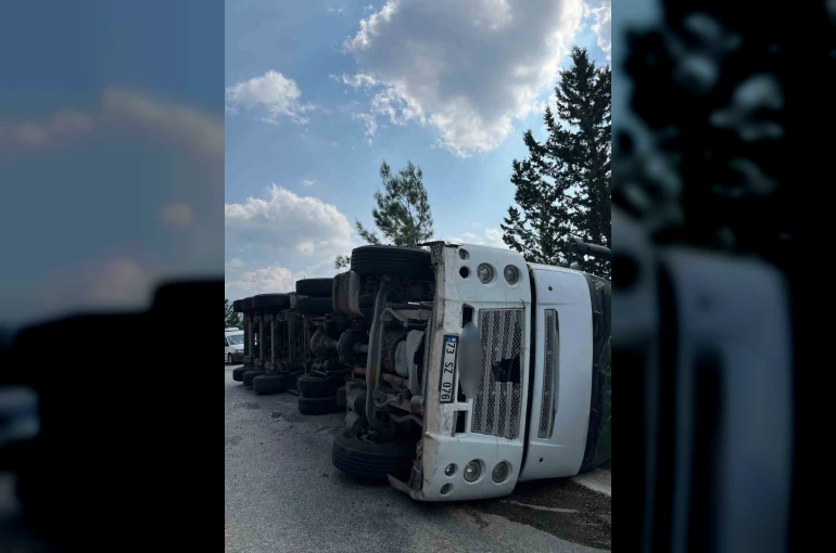 Osmaniye’de un yüklü tır devrildi: 1 yaralı