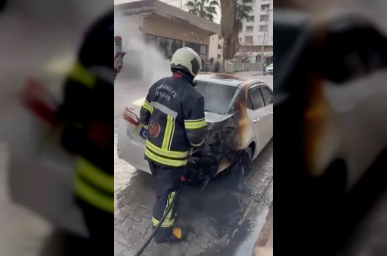 Osmaniye’de yanan otomobile ilk müdahaleyi trafik polisi yaptı