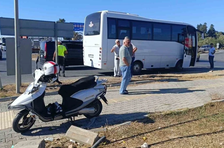 Otel servis midibüsüyle çarpışan motosikletli yaralandı