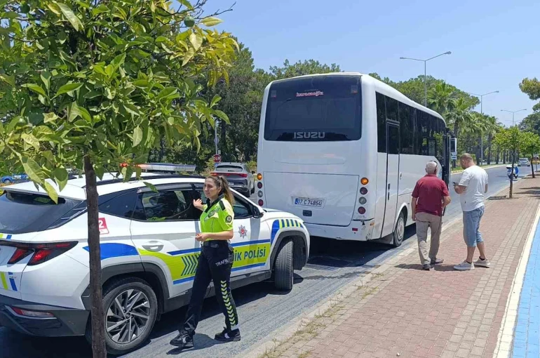 Otel servisiyle çarpışan motosikletli yaralandı