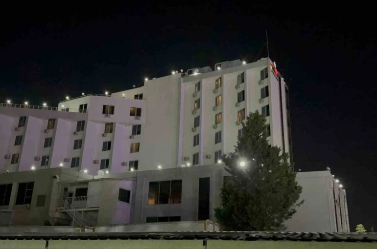 Otelin bahçesinde park halindeki karavan alev alev yandı