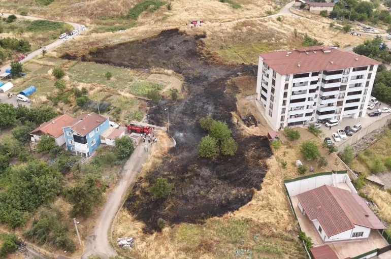 Otluk alanda çıkan yangın yerleşim yerlerine sıçramadan söndürüldü