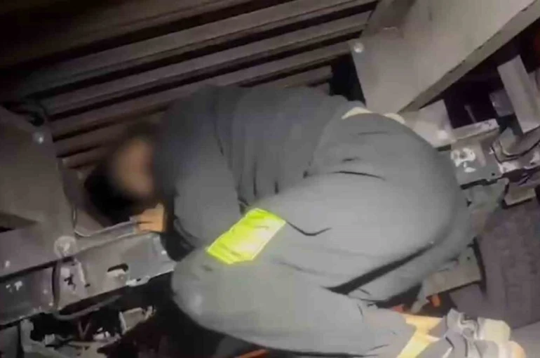 Oto kurtarıcıya yapılan gizli bölmede 2 düzensiz göçmen yakalandı