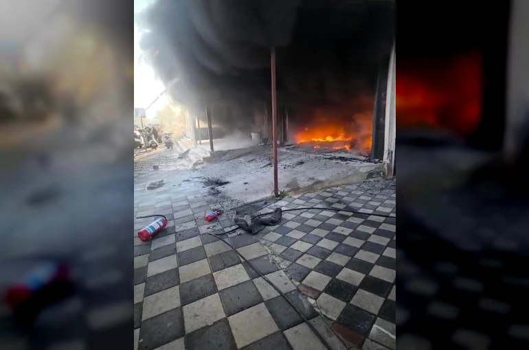 Oto tamir dükkanı ve 2 araç çıkan yangında küle döndü 