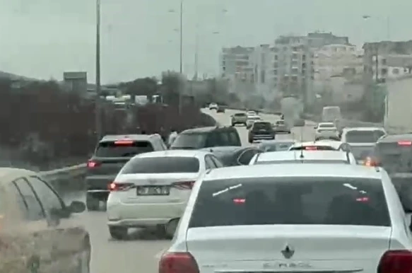 Otobanda tehlike...Ters yöne giren araç trafiği kilitledi
