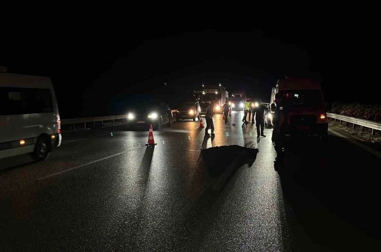 Otobanda yolun karşısına geçerken tır çarpan şahıs hayatını kaybetti