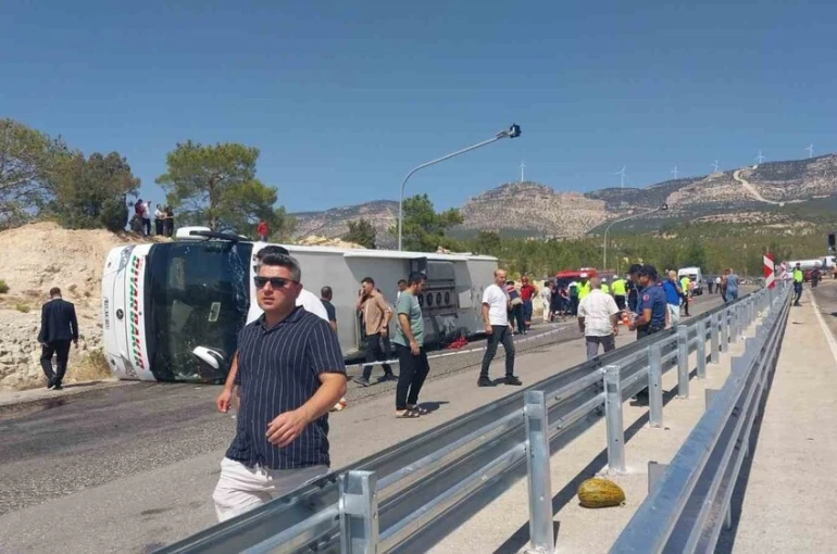 Otobüs ile kamyon çarpıştı: Ölü ve yaralılar var