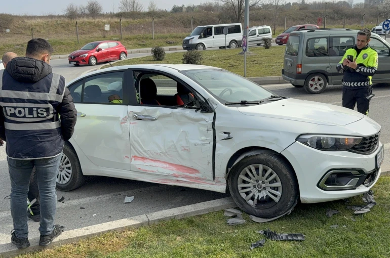 Otobüs ile otomobilin kavşakta çarpışmasıyla 9 kişi yaralandı