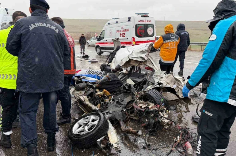 Otobüs otomobili kağıt gibi ezdi: 3 ölü, 1 yaralı
