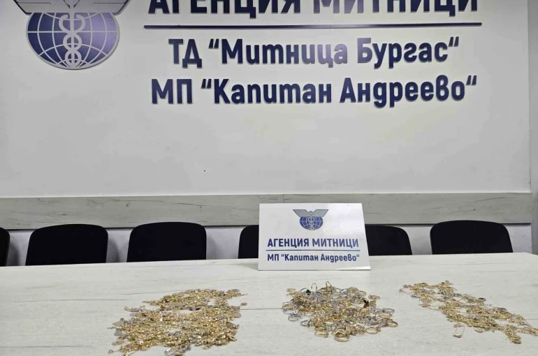 Otobüste gizli bölmede 717 gram altın takı ele geçirildi