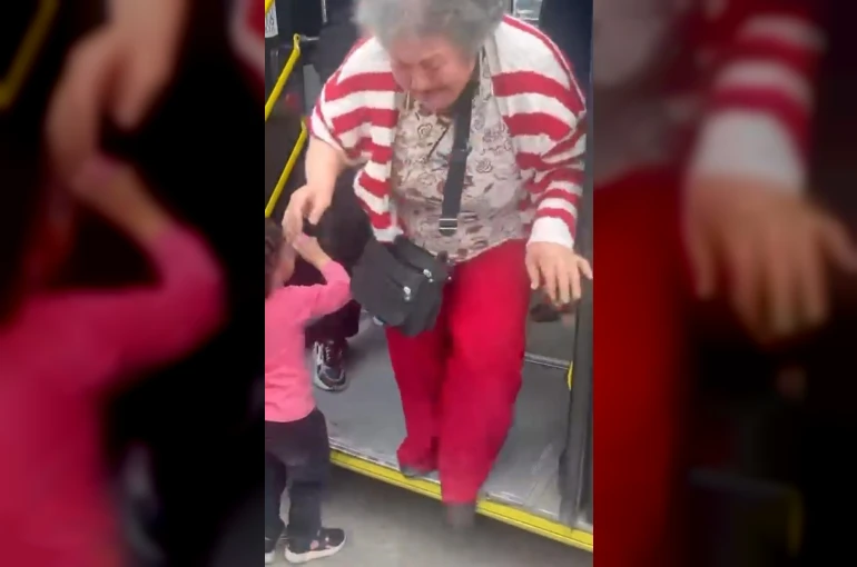Otobüste kadınlar yer kavgasında şoförün kolunu ısırdı