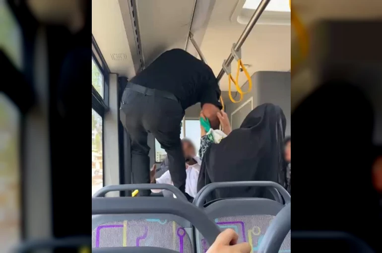 Otobüste tekmeli, yumruklu kavga 