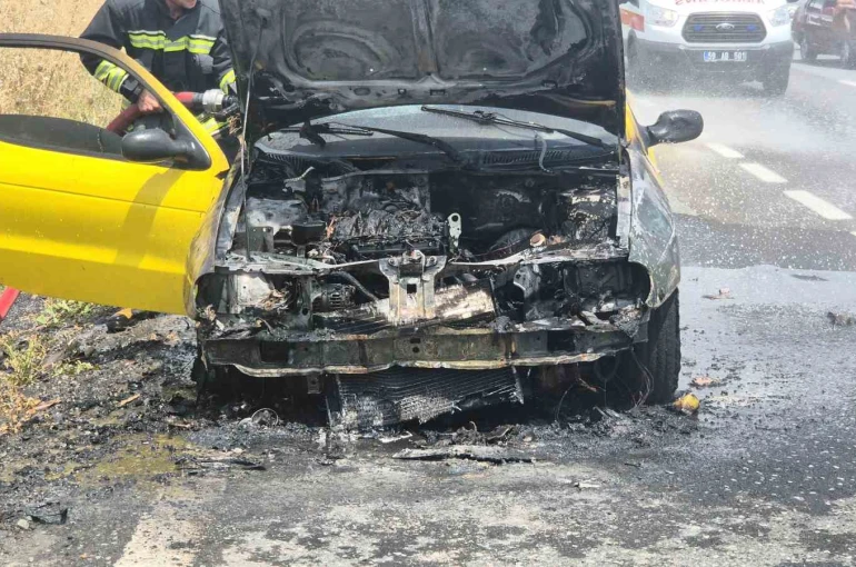 Otomobil alev alev yandı: 5 kişi son anda kurtuldu