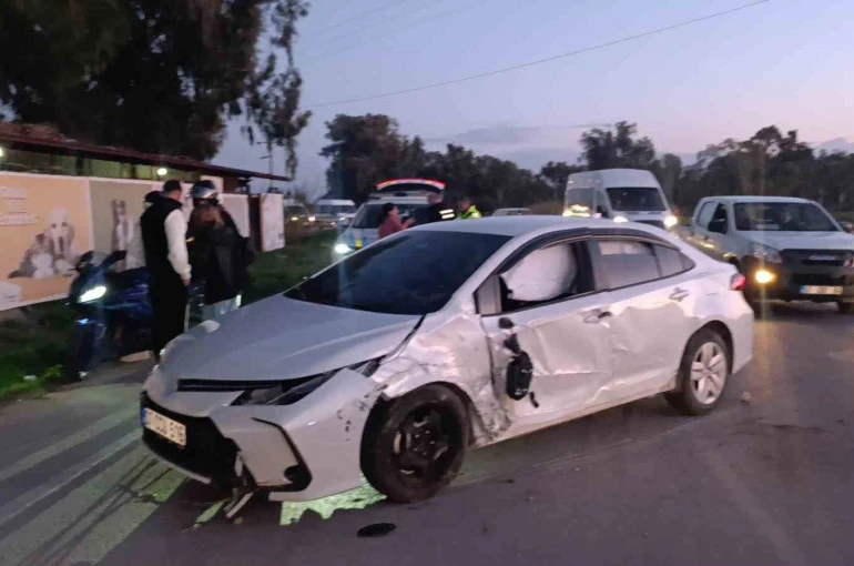Otomobil aydınlatma direğine çarptı: 1 yaralı