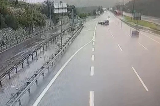 Otomobil bariyerlere ve araca çarptı
