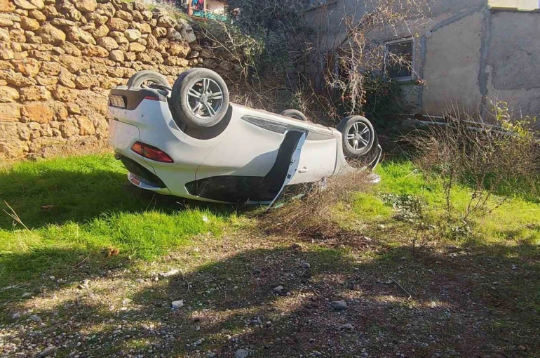 Otomobil boş araziye yuvarlandı: 4 yaralı