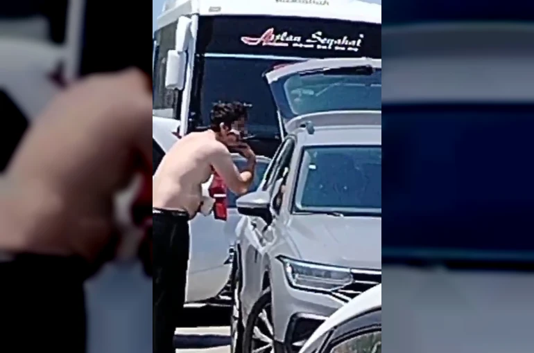 Otomobil camını ayna yaptı, yol kenarında tıraş oldu