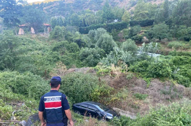 Otomobil dere yatağına uçtu, sürücüsü yaralandı 