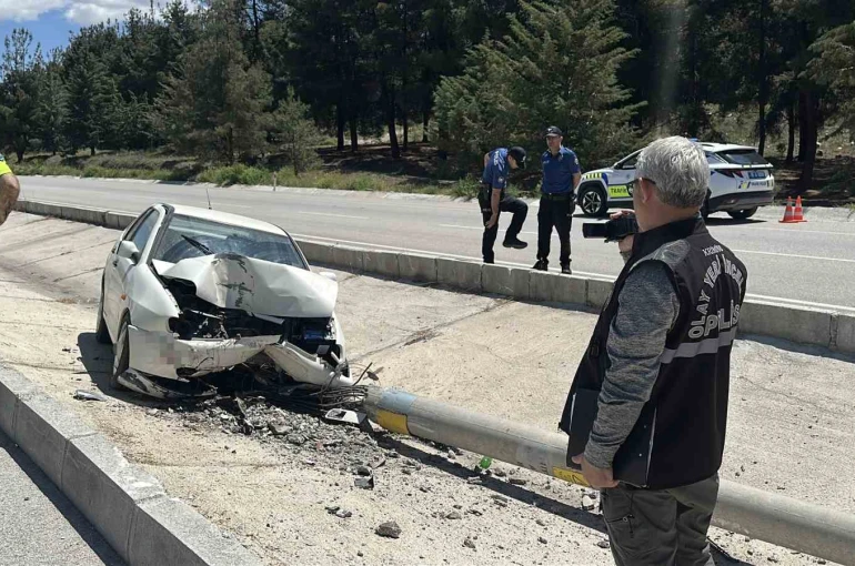 Otomobil elektrik direğine çarptı: 1 yaralı