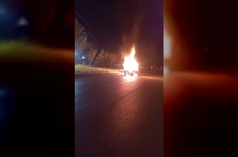 Otomobil gece yarısı alevlere teslim oldu, kullanılamaz hale geldi