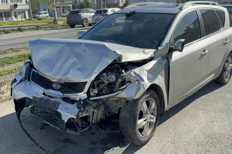 Otomobil hafif ticari araca çarptı: 4 yaralı