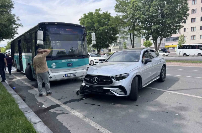 Otomobil halk otobüsü ile çarpıştı: 1 yaralı