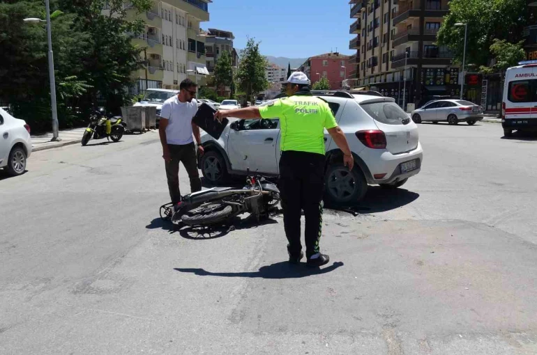Otomobil ile çarpışan motosiklet sürücüsü yaralandı