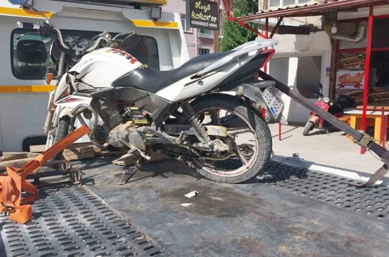 Otomobil ile çarpışan motosikletin sürücüsü yaralandı