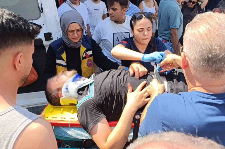 Otomobil ile çarpışan motosikletli metrelerce havaya savruldu