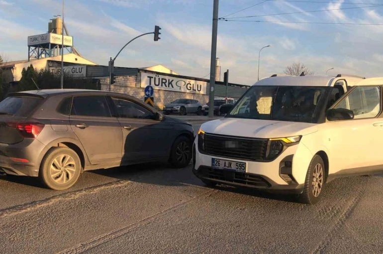 Otomobil ile hafif ticari araç çarpıştı: 6 yaralı