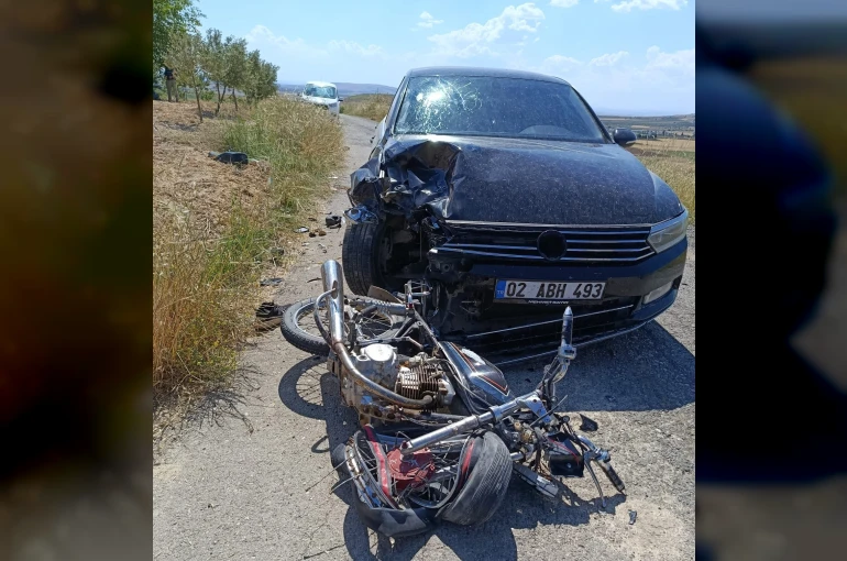 Otomobil ile motosiklet çarpıştı: 2 ağır yaralı