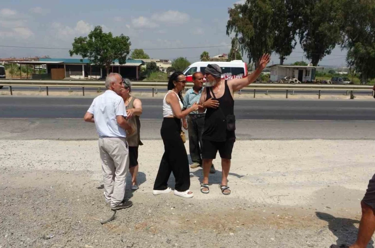 Otomobil ile motosiklet çarpıştı, görgü tanığı ile sürücü kazayı tartıştı
